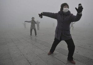 Chinese citizens endure crippling smog in Beijing 